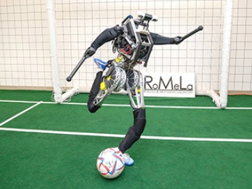 Ανθρωπόμορφο ρομπότ παίζει ποδόσφαιρο