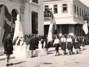 Οκτώβριος 1938. Παρέλαση τμημάτων της ΕΟΝ κατή τη διάρκεια της δικτατορίας  του Ιωάννη Μεταξά ενώπιον γλυπτού πορτραίτου του βασιλιά Κωνσταντίνου.  Η πορεία βρίσκεται έξω από το υποκατάστημα της Εθνικής Τράπεζας. Συλλογή Θανάση Μπετχαβέ.