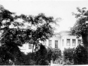 Τα Ανάκτορα της Λάρισας πνιγμένα μέσα στο πράσινο,  όπως ήταν περί το 1900. Φωτογραφία από το επιστολικό  δελτάριο αριθμ. 242 της Ελληνικής Ταχυδρομικής Υπηρεσίας