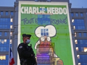 Φωτίζει κυβερνητικά κτίρια  με σκίτσα του Ch. Hebdo