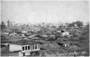 Η πυκνή και άναρχη δόμηση μιας συνοικίας της Λάρισας, τα πρώτα χρόνια μετά την προσάρτηση της Θεσσαλίας.  Φωτογραφία του Ιω. Λεονταρίδη. 15 Οκτωβρίου 1883. Αρχείο ΔΕΥΑΛ.  