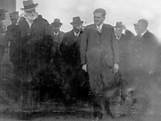 Ο Ελευθέριος Βενιζέλος κατά την επίσκεψή του στον Υδατόπυργο, μαζί με τον Αντώνιο Φασούλα, διευθυντή των τεχνικών υπηρεσιών της ΕΥΗΛ και άλλους επισήμους. Φωτογραφία από το αρχείο της Νταίζης Φασούλα-Μανωλοπούλου