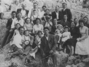 Το 1957 στο Κεφαλόβρυσο Καλού Νερού. Οι οικογένειες Κων. Δήμου, Παντελή Μαχά και ο τότε δήμαρχος Κορυδαλού Πειραιά Ευθύμιος Μαχάς  (αρχείο Κων. Δήμου) 