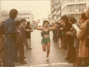 Ο Δημήτρης Μπαρμπαγιάννης γνώρισε πολλές φορές την αποθέωση ως αθλητής  στον τερματισμό (εδώ πρώτος σε αγώνα δρόμου στη Λάρισα) αλλά και στον...  τερματισμό της ζωής του. Οι φίλοι του φρόντισαν για το μεγάλο ταξίδι…