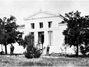 Η πρόσοψη του &quot;Κουτλιμπάνειου&quot; Δημοτικού Νοσοκομείου στη μορφή που είχε όταν κτίσθηκε με δαπάνες του δωρητή του Ιωάννη Κουτλιμπανά. Φωτογραφία του 1933