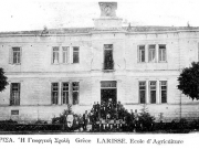 Μαθητές της Γεωργικής Σχολής Λαρίσσης μπροστά στο κεντρικό κτίριο.  Επιστολικό δελτάριο των αδελφών Παπακωνσταντίνου.  Περίπου 1920. Αρχείο Αντώνη Γαλερίδη.