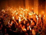 Η ελληνική αποστολή παρέλαβε το Άγιο Φως στα Ιεροσόλυμα