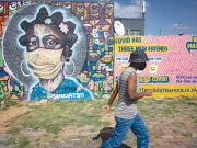 Ένας κάτοικος του Soweto περπατά μπροστά από ένα ενημερωτικό έργο τέχνης γκράφιτι που εκπαιδεύει τους ντόπιους κατοίκους του Soweto για τους κινδύνους του κορονοϊού, στο Γιοχάνεσμπουργκ της Νότιας Αφρικής. Η κυβέρνηση της Νότιας Αφρικής δεν έχει εξετάσει κανέναν περιορισμό μετά τη νέα υποπαραλλαγή Omicron, το οποίο εξαπλώνεται ραγδαία στις Ηνωμένες Πολιτείες, έχει εντοπιστεί και στη Νότια Αφρική, αλλά οι επιστήμονες στη χώρα λένε ότι δεν φοβούνται ένα νέο «μεγάλο κύμα» μολύνσεων.