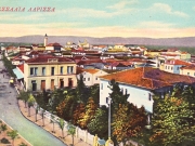 Φωτογραφία του 1910 περίπου, η οποία απεικονίζει την οδό Μακεδονίας (Βενιζέλου), όπως φαίνεται από τον μιναρέ του Γενί τζαμί. Το κτίριο δεξιά είναι τα παλιά ανάκτορα