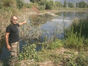 Ο κ. Γιάννης Γαντζούδης δείχνει στον φακό της «Ε» την οικολογική καταστροφή με τα νεκρά ψάρια