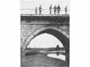 Λάρισα, 8 Ιουνίου 1897. Ο Γερμανός στρατηγός VonGrumbckow με Τούρκους επιτελείς στη γέφυρα του Πηνειού. © Edmond Lardy (1897)