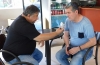Ο Γιώργος Καπουράνης ενώ συνομιλεί με τον αθλητικό συντάκτη της «Ε» Χρήστο Αρχοντούλη