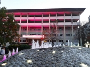 Με ροζ χρώμα βάφτηκε και το Δικαστικό Μέγαρο, όπως και άλλα δημόσια κτίρια της Λάρισας, στο πλαίσιο της δράσης του τοπικού Συλλόγου Καρκινοπαθών για την ευαισθητοποίηση του κοινού σε θέματα πρόληψης του καρκίνου του μαστού 