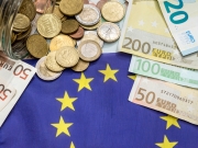 Σε χαμηλό 14 ετών υποχωρεί το ευρώ