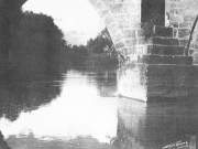 Λεπτομέρεια βάθρου της πέτρινης γέφυρας της Λάρισας, με τον τριγωνικό κλιμακωτό πρόβολο. Προπολεμική φωτογραφία του Γεωργίου Βαλσάμη. Αρχείο της Χάιδως Βαλσάμη-Πανέλα