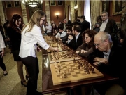 Σκακίστριες εναντίον βουλευτών…
