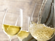 Το λευκό κρασί αυξάνει τον κίνδυνο εκδήλωσης μελανώματος