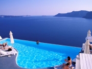 Η Ελλάδα μπορεί να ελπίζει ακόμη στον... Βρετανό τουρίστα