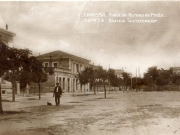 Η βορειοανατολική πλευρά της πλατείας Ταχυδρομείου, όπως ήταν περί το 1915. Από επιστολικό δελτάριο του Φραγκούλη Καλουτά από την Ερμούπολη της Σύρου