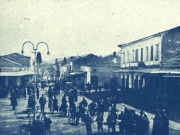Η πλατεία των Φαρσάλων το 1934.  © Θεσσαλικά Χρονικά (Αθήνα 1935), σελ. 378.