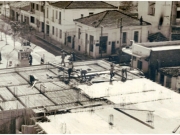 Η δυτική πλευρά της πλατείας Ταχυδρομείου από ψηλά κατά τη διάρκεια κατασκευής  του κτιρίου Μάρκου, απέναντι από το σημερινό ξενοδοχείο «Μετροπόλ». Αρχείο του Κλεάνθη Μάρκου. 