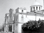 Η καταστροφή που υπέστη ο Μητροπολιτικός Ναός του Αγ. Αχιλλίου από τον σεισμό του 1941. Τα ψηλά τμήματα των δύο καμπαναριών έχουν κρημνισθεί επάνω στη στέγη του ναού.  Αρχείο Φωτοθήκης Λάρισας.