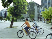 «Λίγα αυτοκίνητα, πολλά ποδήλατα, κόσμος να περπατά, παιδιά να παίζουν στους δρόμους»