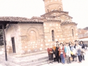 Με φόντο την Κουμπελίδικη Εκκλησία στην Καστοριά
