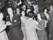 15 Μαΐου 1954: Στη γιορτή του φωτογράφου Αχιλλέα Φελουζάκη. Μπροστά ο Νίκος Χατζής και στο βάθος ο Βαγγέλης Βοζαλής