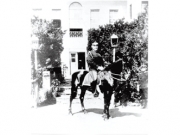 Ο διάδοχος Κωνσταντίνος έφιππος έξω από τα βασιλικά ανάκτορα της Λάρισας. 1897. Από το φωτογραφικό αρχείο του Λαογραφικού Ιστορικού Μουσείου Λάρισας. 