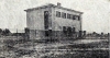 Το κτίριο του 7ου Δημοτικού Σχολείου Λάρισας, όπως ήταν αμέσως μετά την κατασκευή του στη συνοικία του Αγ. Αθανασίου. Φωτογραφία του 1933.
