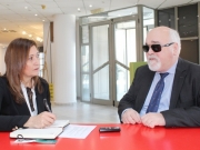 Ο πρόεδρος της Εθνικής Συνομοσπονδίας Ατόμων με Αναπηρία Ι. Βαρδακαστάνης, με τη δημοσιογράφο της «Ε» Λένα Κισσάβου