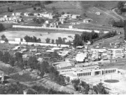 Η περιοχή του Κήπου Παπασταύρου πίσω από την ανατολική πλευρά του Σταδίου Αλκαζάρ, όπως ήταν  κατά τη διάρκεια της Εμποροπανήγυρης και Γεωργοκτηνοτροφικής Έκθεσης του 1962. Αρχείο Κυριάκου Πράττου.