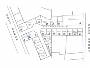 Η Στοά Αδελφών Κουτσίνα, βασισμένη σε χάρτη του 1945 του Τμήματος Τοπογραφικών και Πολεοδομικών Εφαρμογών του Δήμου Λαρισαίων. Η κατανομή των καταστημάτων είναι του Βαγγέλη Βοζαλή και το σχέδιο της Μαρίας Κρητικού-Παπαθεοδώρου.
