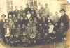 Δάσκαλοι (ραββίνοι) και μαθητές στο Ισραηλιτικό  Σχολείο της Λάρισας περί το 1920.  © Κεντρικό Ισραηλιτικό Συμβούλιο (Κ.Ι.Σ.)