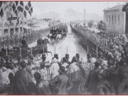 Η άμαξα με τους πρίγκιπες και Κωνσταντίνο και Νικόλαο στη στροφή των σημερινών οδών  Παπαναστασίου και Κύπρου καθώς κατευθύνονται προς τα ανάκτορα. 1897 