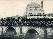 Η κατάδυση του Σταυρού από τη γέφυρα του Πηνειού κατά την εορτή των Θεοφανείων του 1903 από τον μητροπολίτη Αμβρόσιο. Επιστολικό δελτάριο των Πάλλη και Κοτζιά αρ. 380. Αρχείο Φωτοθήκης Λάρισας του Ομίλου Φίλων της Θεσσαλικής Ιστορίας