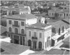 Η οδός Μακεδονίας (Βενιζέλου) στη διασταύρωσή της με την οδό Ακροπόλεως  (Παπαναστασίου). Το κτίριο της Τράπεζας Λαρίσης και το Μέγαρο Αλεξάνδρου.  Επιστολικό δελτάριο του Νικολάου Στουρνάρα. Περίπου 1940. 