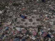 Eνα παιδί φαίνεται να  κοιμάται μέσα σε κάποια χωματερή, ενώ στην πραγματικότητα επιπλέει σε ένα στρώμα ανάμεσα σε πλαστικά και σκουπίδια μέσα σε ποταμό