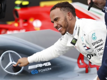 Ο Hamilton ανανέωσε με τη Mercedes