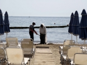 Συνεργεία  καθαρίζουν  την παραλία του Άγιου Κοσμά αφού η πετρελαιοκηλίδα έφτασε στις ακτές μετά το ναυάγιο του πλοίου στον Σαρωνικό