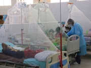 Ανήλικοι που γίνονται δεκτοί για δάγκειο πυρετό περνούν τον χρόνο τους παίζοντας με κινητά τηλέφωνα, άλλοι κοιμούνται υπό το άγρυπνο βλέμμα των μητέρων τους και άλλοι λαμβάνουν φροντίδα από νοσοκόμες, όλα προστατευμένα από κουνουπιέρες εγκατεστημένες σε κάθε κρεβάτι, στη Σάντα Κρουζ της Βολιβίας. Η πόλη της Σάντα Κρουζ συζητά αν θα γιορτάσει ή όχι το καρναβάλι και λόγω της επιδημίας του δάγκειου πυρετού που πλήττει την περιοχή. EPA/Juan Carlos Torrejon
