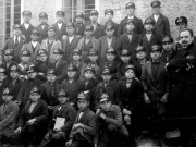 Οι μαθητές της Α΄ τάξεως του Γυμνασίου Λαρίσης, μεταξύ των οποίων και ο Θεόδωρος Αξενίδης, με τον καθηγητή τους Βεζυρούλη. Φωτογραφία του 1920. Αρχείο Φωτοθήκης Λάρισας