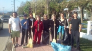 Εθελοντές καθάρισαν τα πεζοδρόμια