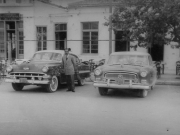 Η πιάτσα των ταξί στην Κεντρική πλατεία Λάρισας. Με τον Αλέξανδρο Μάντζαρη να ποζάρει μπροστά από τον φωτογραφικό φακό. (αρχείο Αθ., Μάντζαρη)