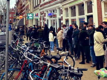 Κορωνοϊός: Ανοίγουν ξανά τα coffee shops στην Ολλανδία -Αλλά μόνο για πώληση