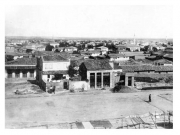 Η ανατολική πλευρά της Λάρισας, όπως φαίνεται από τον λόφο της Ακρόπολης. Λεπτομέρεια από  φωτογραφία επιστολικού δελταρίου της Ελληνικής Ταχυδρομικής Υπηρεσίας. Κυκλοφόρησε το 1902.