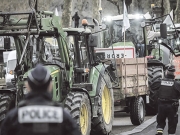 ΓΑΛΛΙΑ: Αγρότες απέκλεισαν δρόμους και πέταξαν προϊόντα