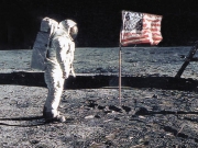Αυτή τη φορά θα πάμε στη Σελήνη για μόνιμη εγκατάσταση και όχι για …βόλτα, λέει ο ιδρυτής της «Amazon.com»