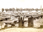 Τα Ταμπάκικα μετά την πλημμύρα του 1883. Ο ανοικτός χώρος στο κέντρο και αριστερά αντιστοιχεί στη σημερινή οδό Γεωργιάδου. Φωτογραφία του Ιω. Λεονταρίδη. Συλλογή ΔΕΥΑΛ.